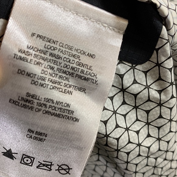 HBO GIRLS Season 3 Crew Embroidered Mountain Hardware Rain Jacket - Picture 11 of 12